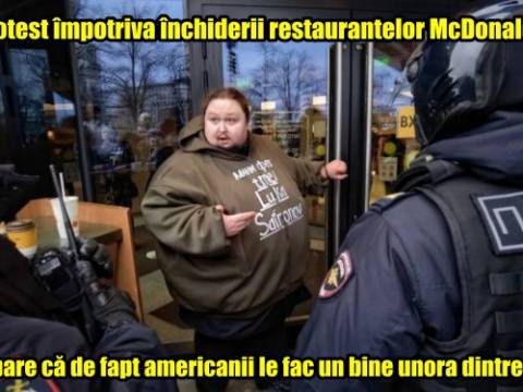 Protestul unui tânăr împotriva inchiderii McDonald's din Rusia